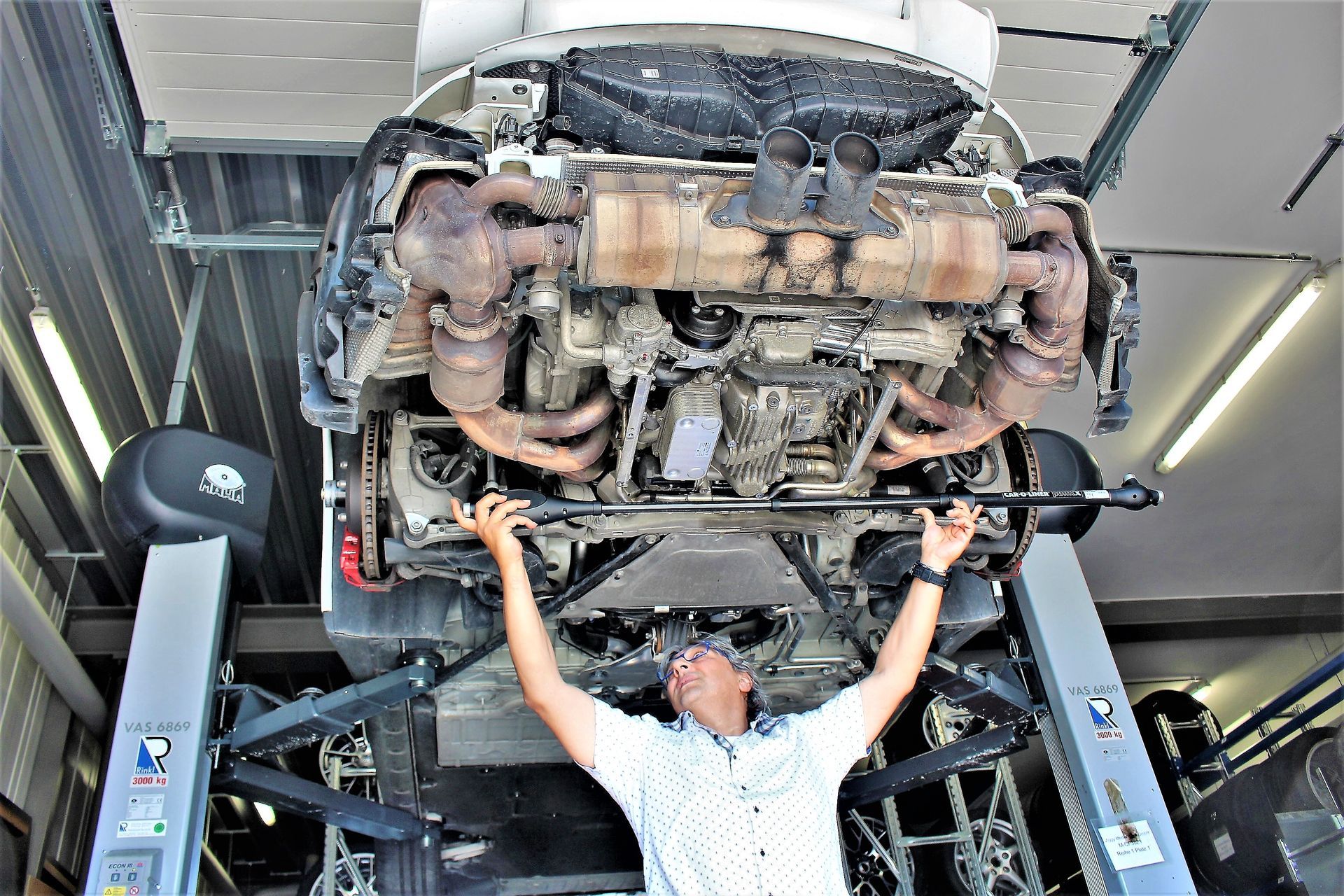 Person repariert Fahrzeug