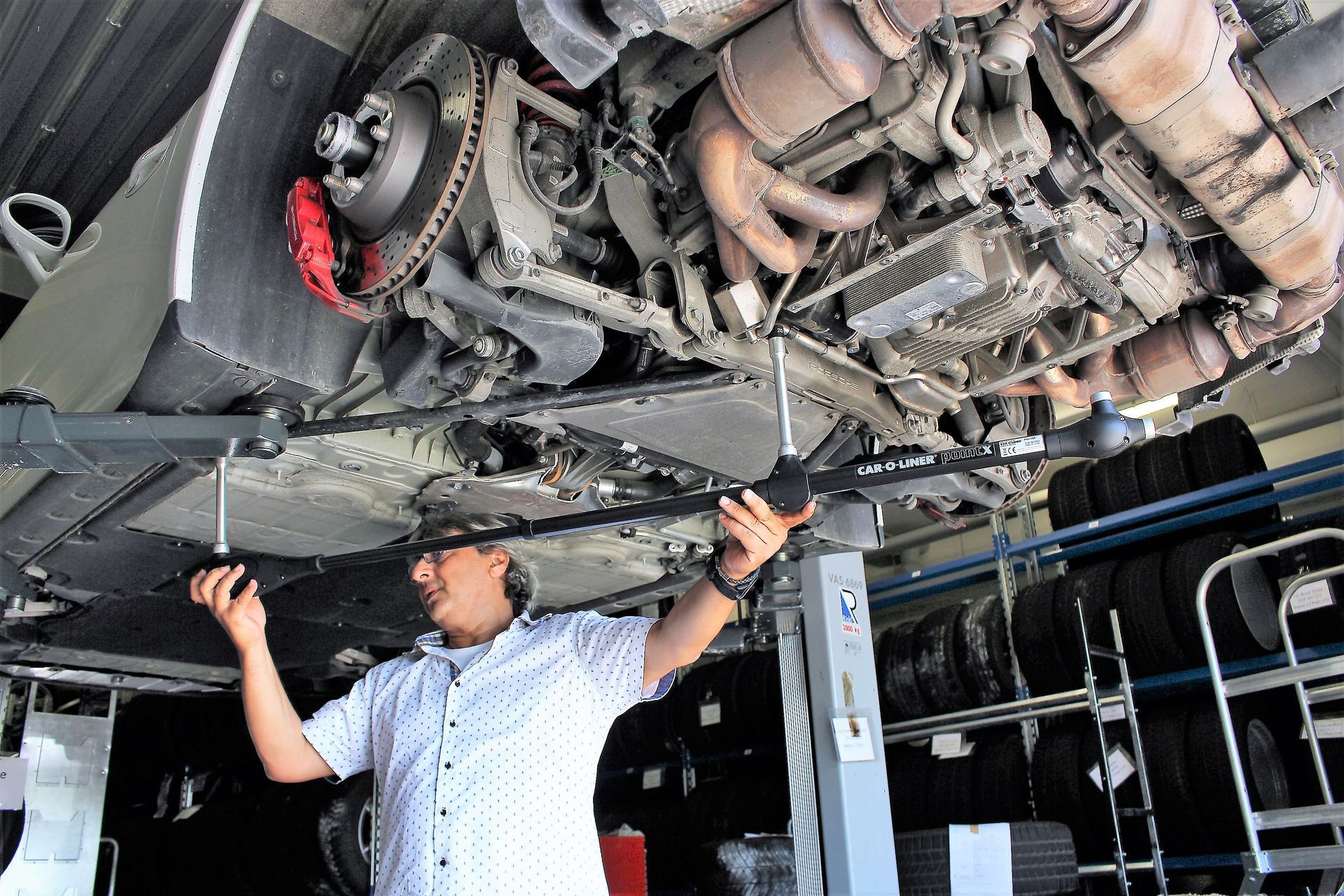 Person repariert Fahrzeug