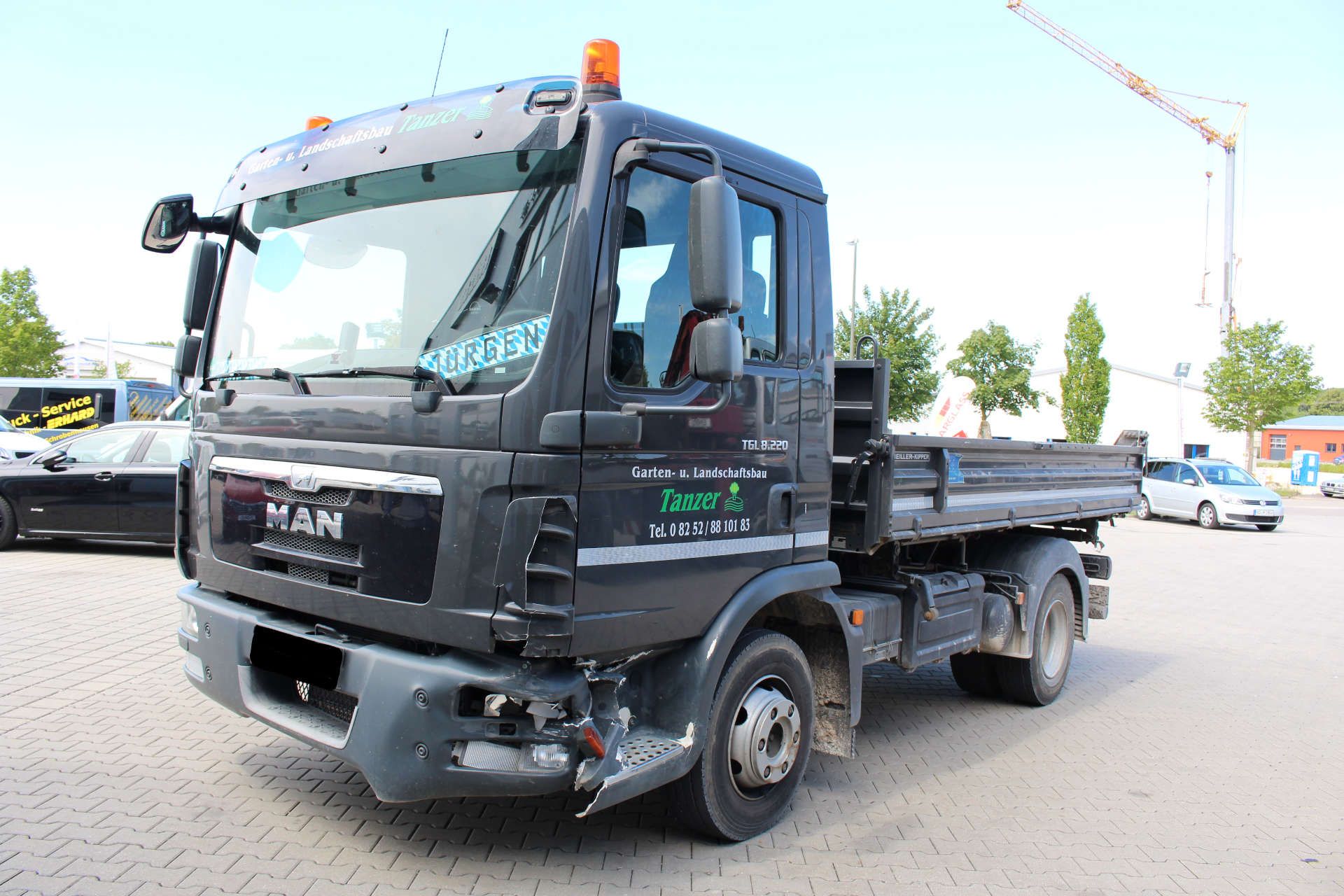 Dunkler LKW