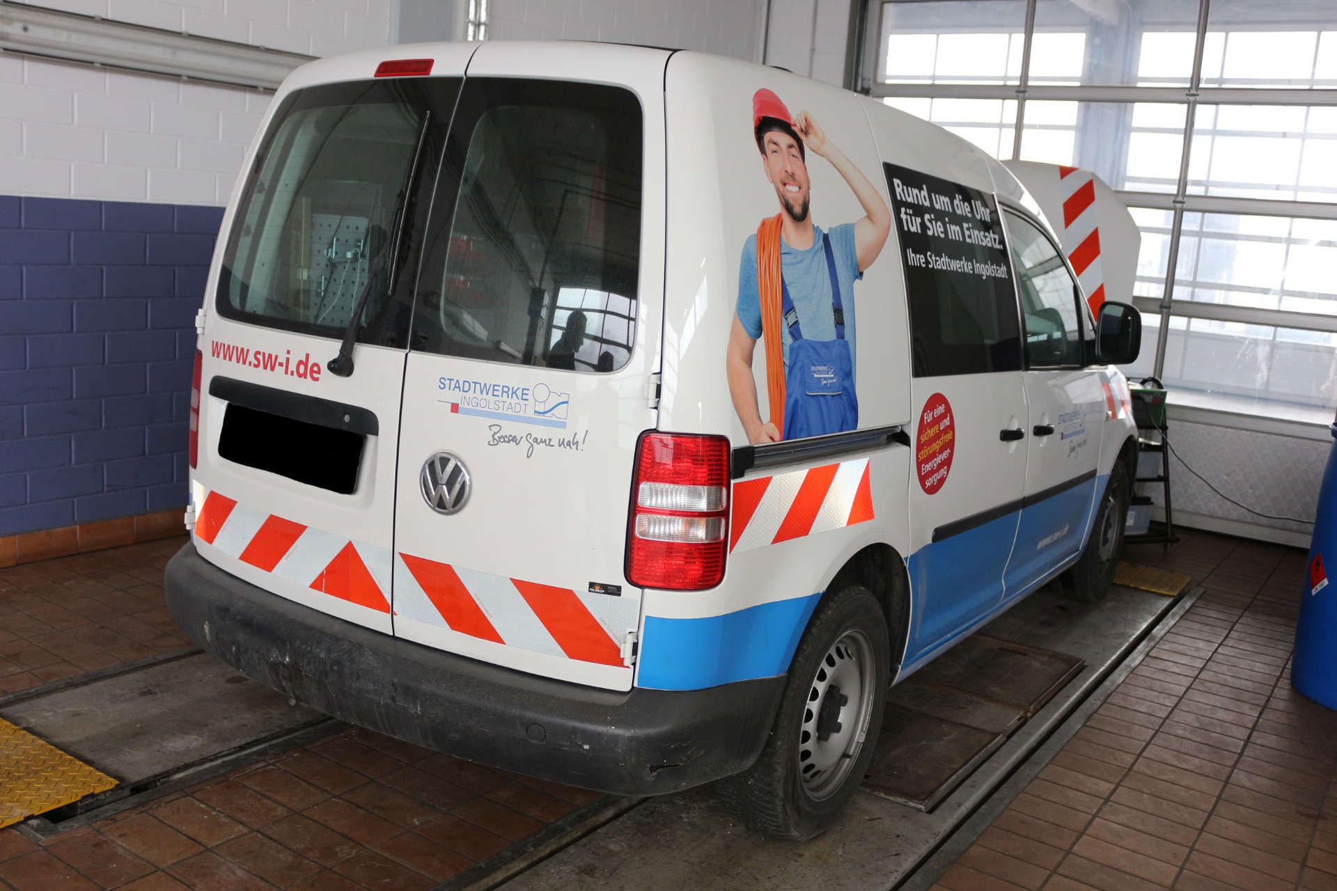 Weiß-blauer Transporter