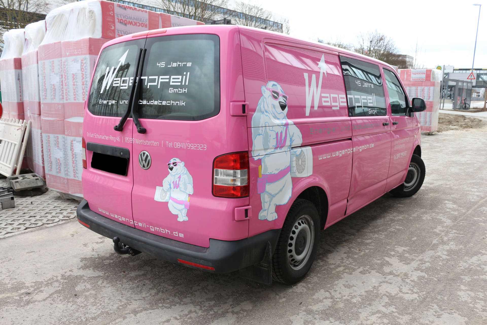 Pinker Transporter mit Bären darauf.