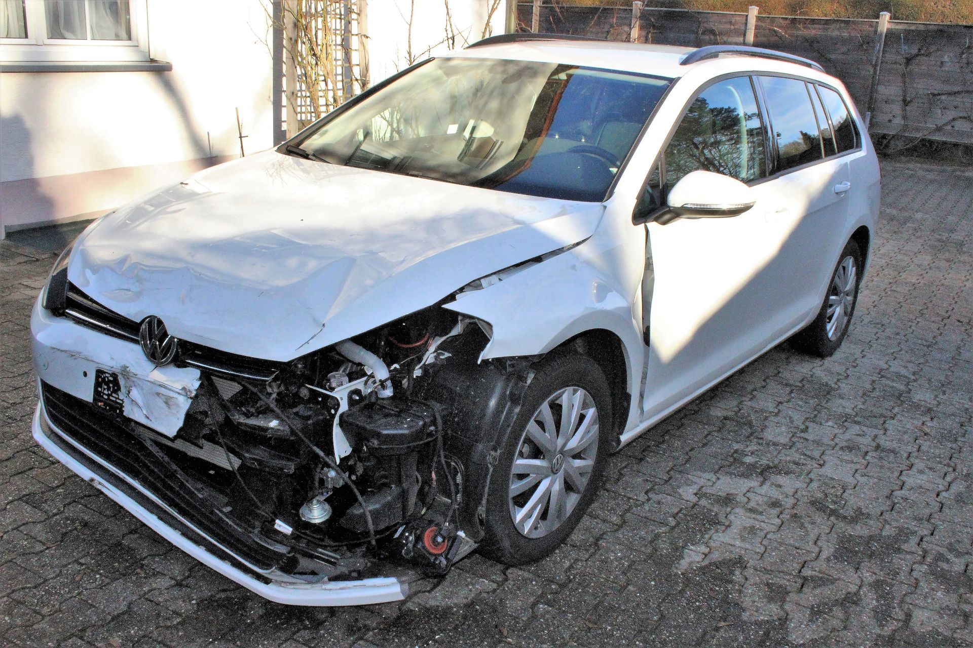 Kaputter VW Golf in Weiß