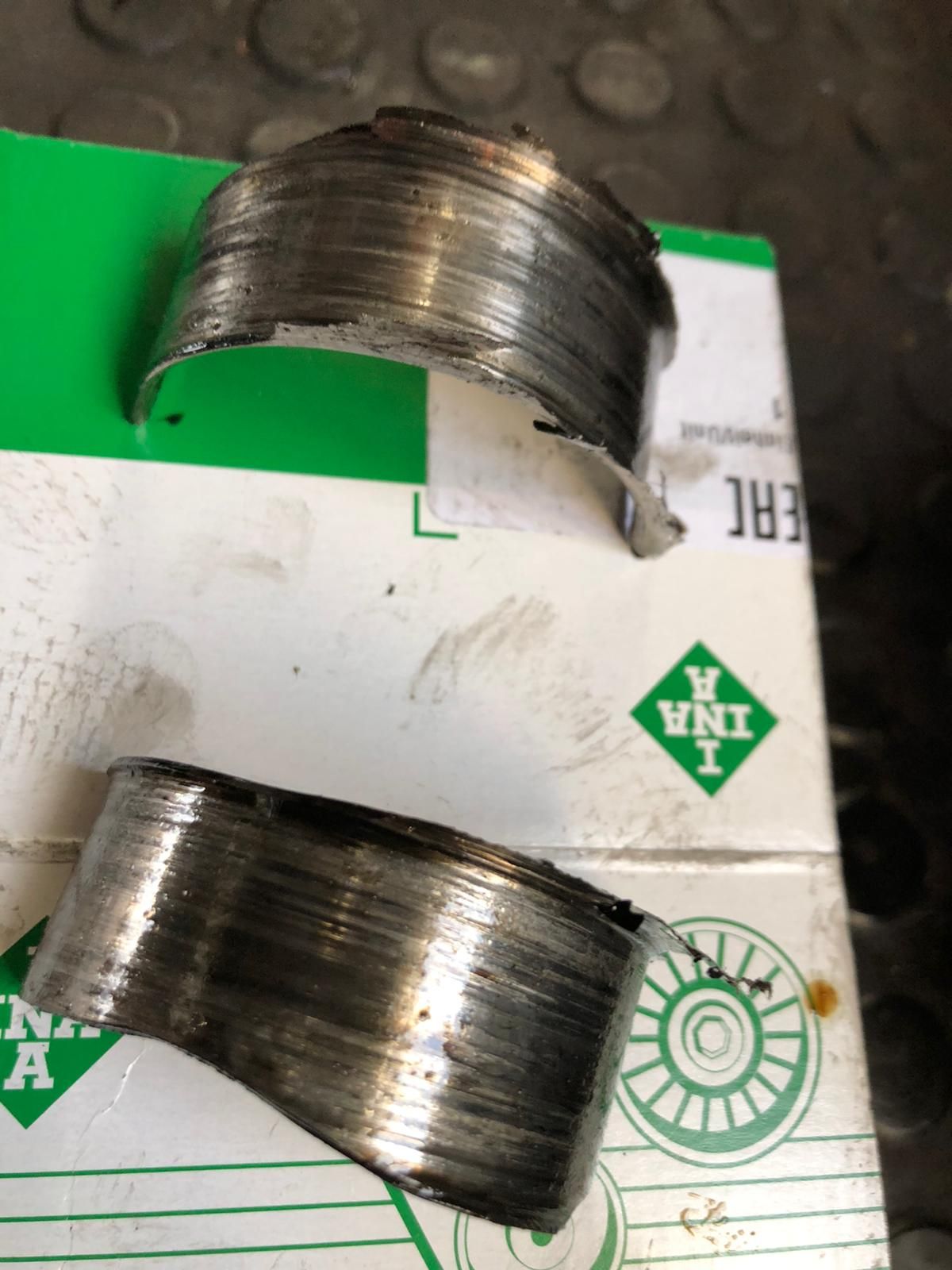 Abgenutzte Lagerbuchsen, die auf einer Verpackung liegen.