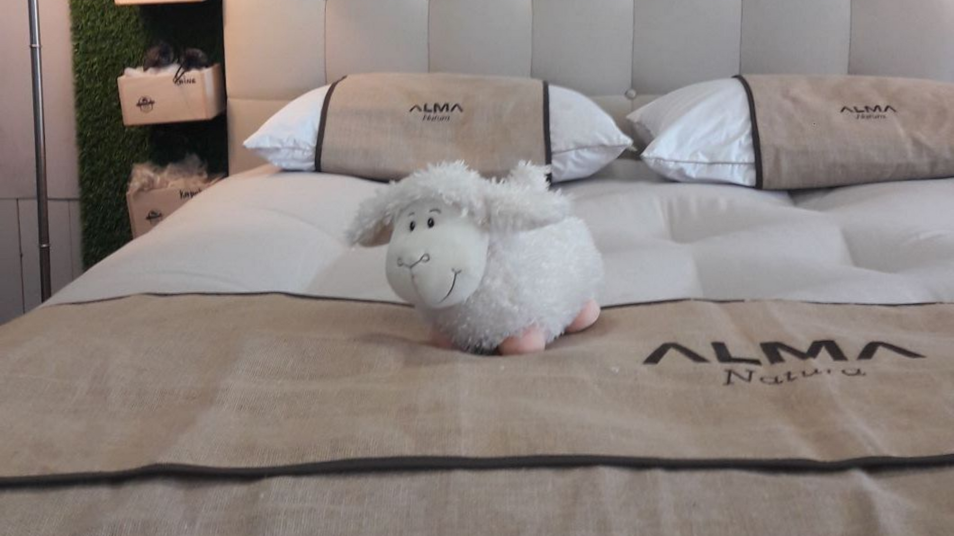 Peluche de mouton posé sur un matelas Alma