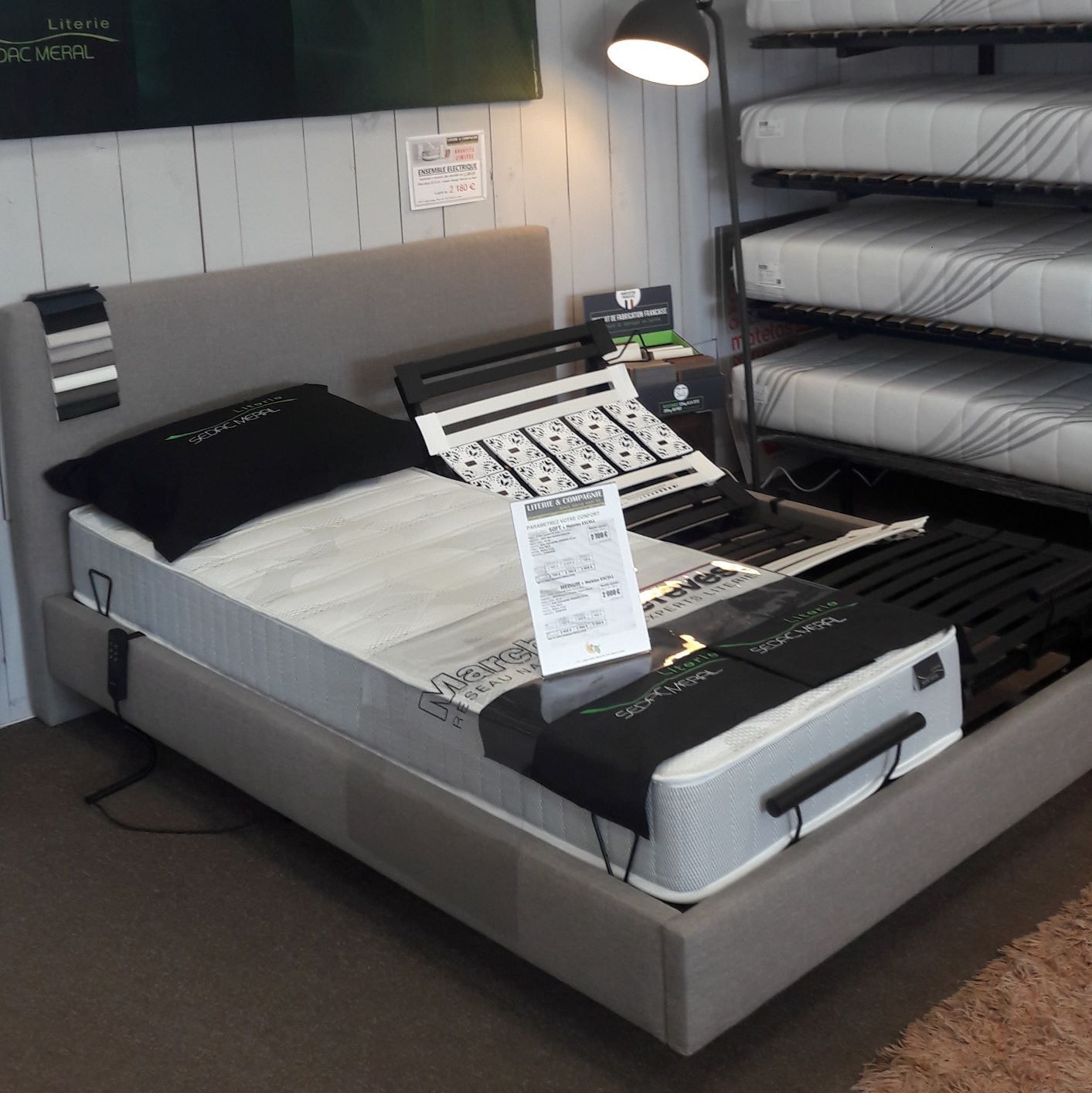 Sommier électrique avec une tête de lit gris