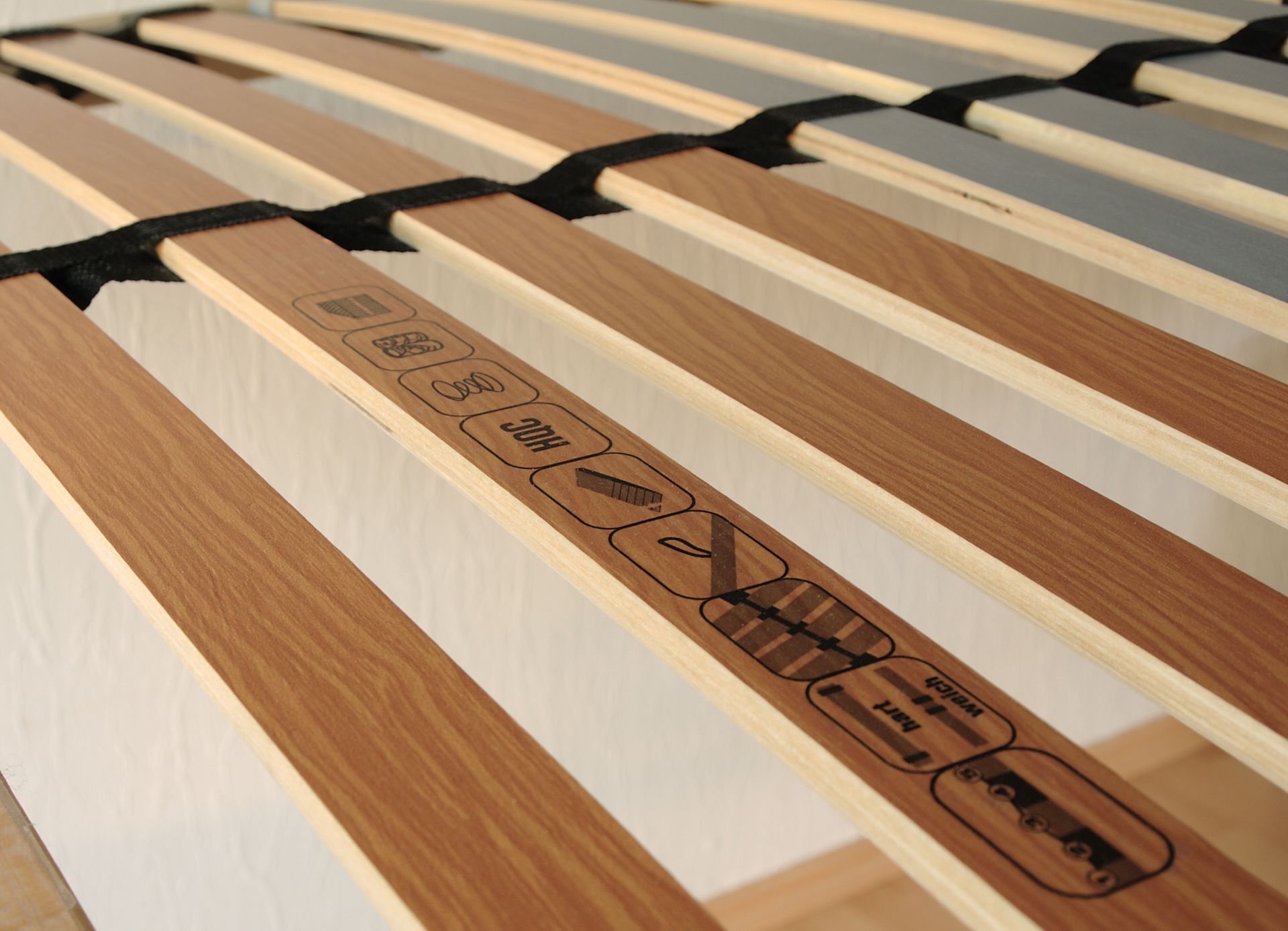 Lattes de couleur bois et grises reliées entre elles