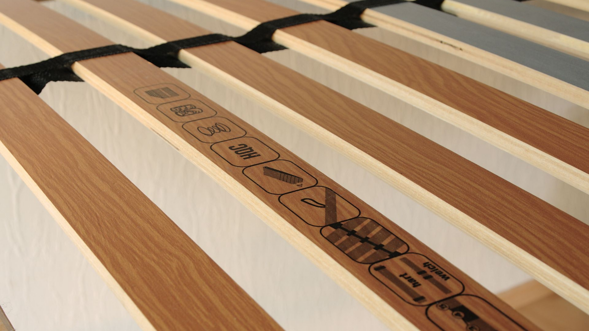 Lattes en bois reliées par une bande de tissu