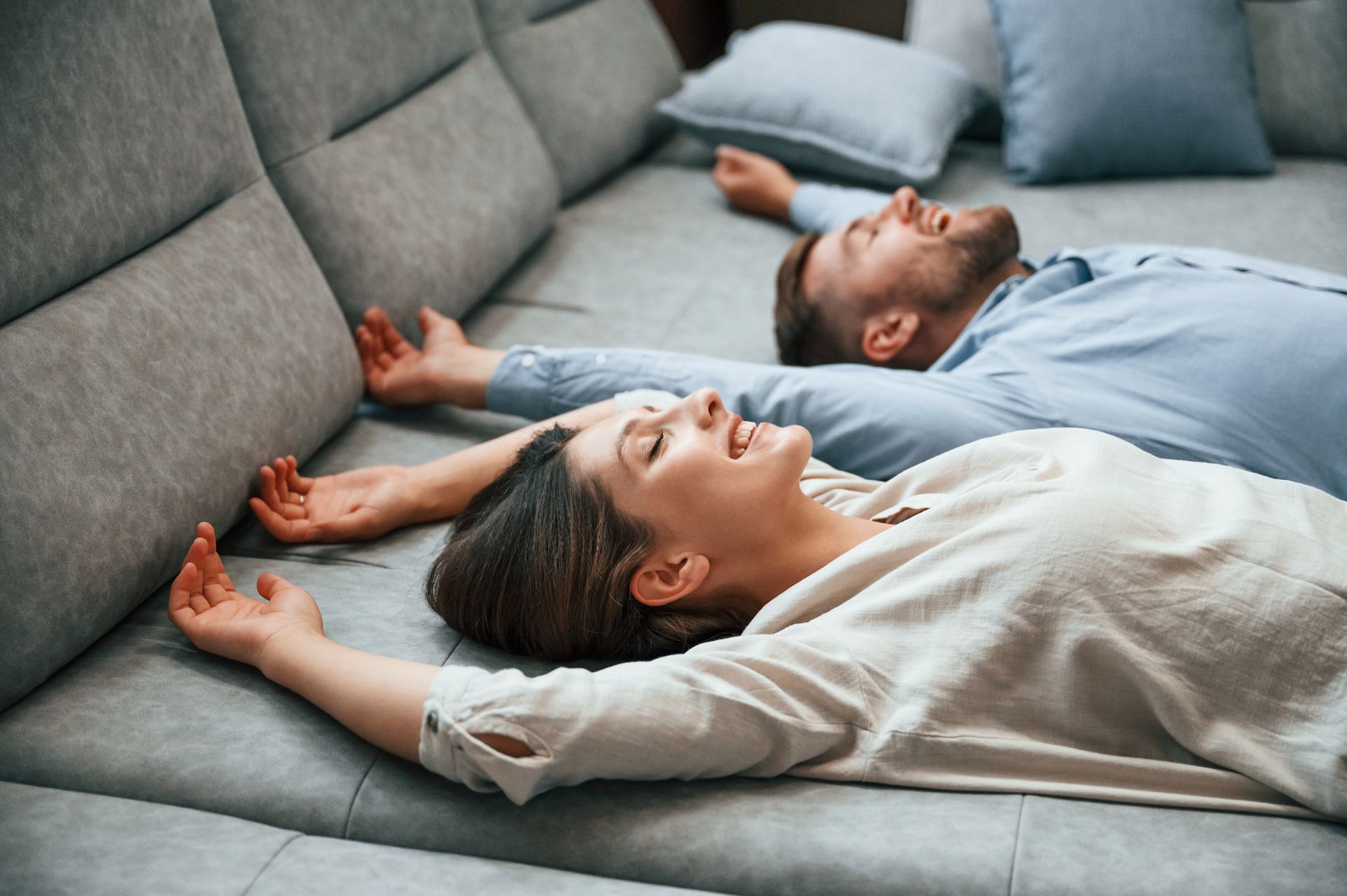Un couple sur un canapé déplié en lit