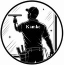 Schwarz-weißes Logo eines Arbeiters mit einem Abzieher, auf dessen Rückseite sich in einem Kreis der Schriftzug „Kamke“ befindet.