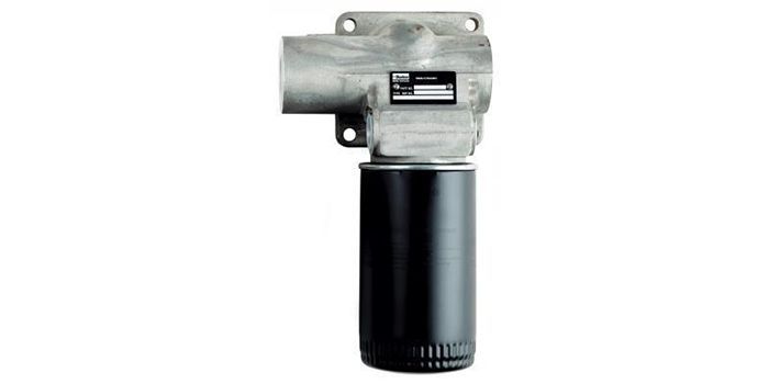 Moteur ou pompe cylindrique noire montée sous un boîtier métallique argenté sur fond blanc