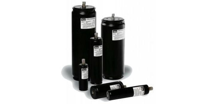 Condensateurs cylindriques noirs de tailles différentes présentés sur fond blanc