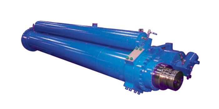 Cylindre hydraulique industriel bleu avec tige de piston et bride de fixation noires sur fond blanc