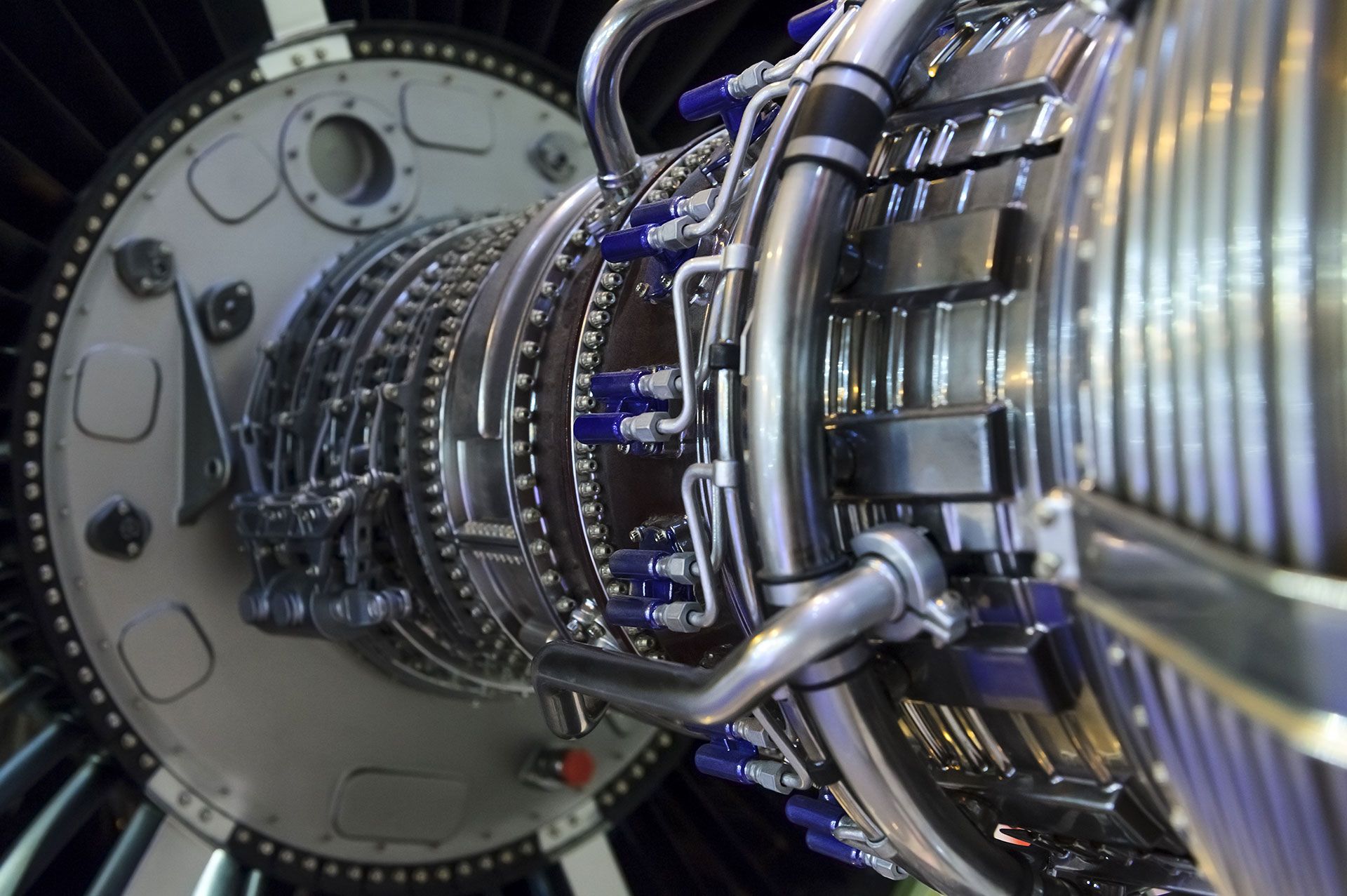 Gros plan d'une turbine de moteur à réaction avec des aubes et des tuyaux métalliques à l'intérieur d'un boîtier circulaire