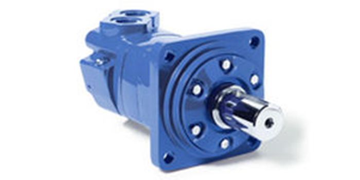 Pompe hydraulique industrielle bleue avec bride et arbre saillant sur fond blanc