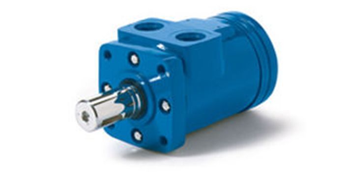 Moteur hydraulique bleu avec arbre métallique sur fond blanc