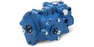 Pompe ou moteur hydraulique bleu isolé sur fond blanc