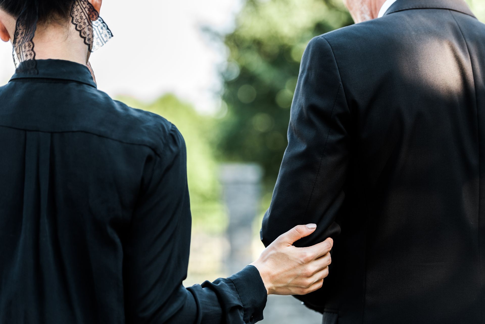 Une femme tient un homme par le bras