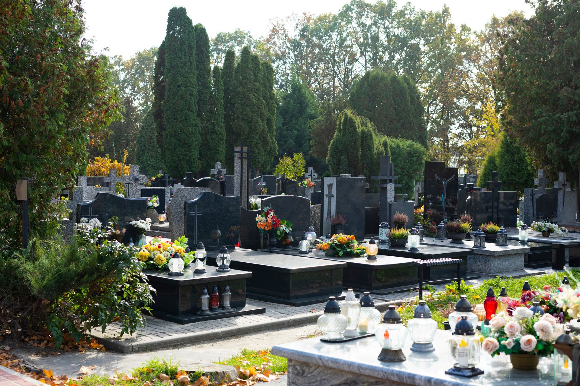 Un cimetière avec des compositions florales