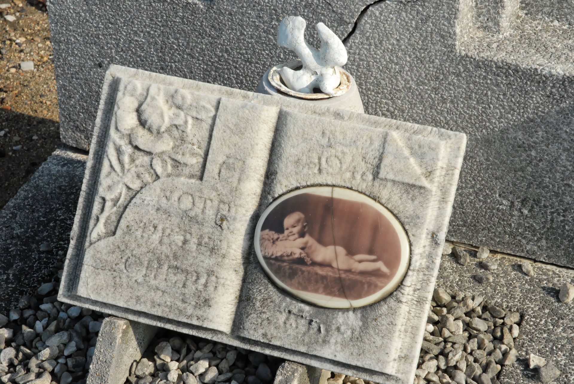 Plaque funéraire avec bébé