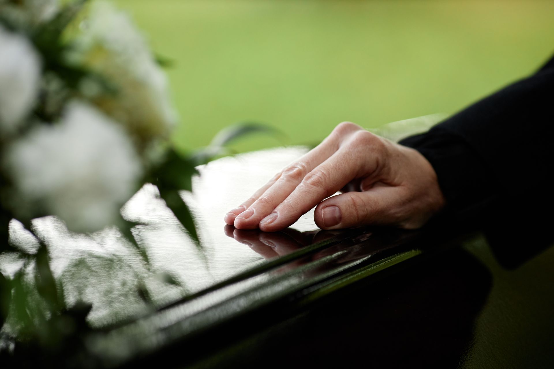 Recueillement sur un cercueil