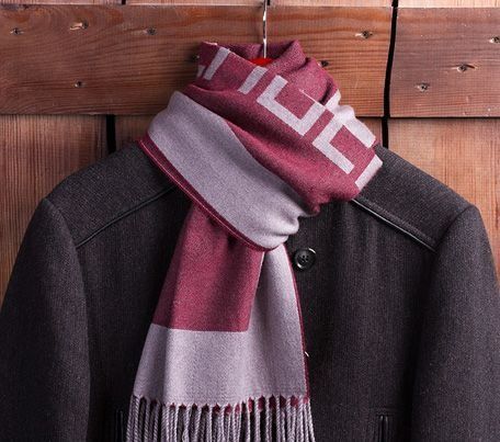 Una bufanda con la palabra Gucci colgada en una chaqueta