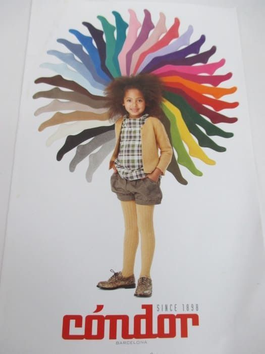 Un cartel de una niña con un montón de medias en la cabeza.