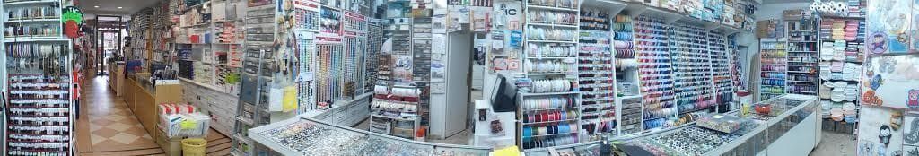 Una imagen borrosa de una farmacia llena de muchos productos.