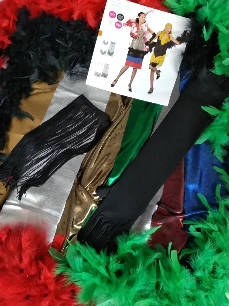 Un montón de plumas de diferentes colores están sobre una mesa.