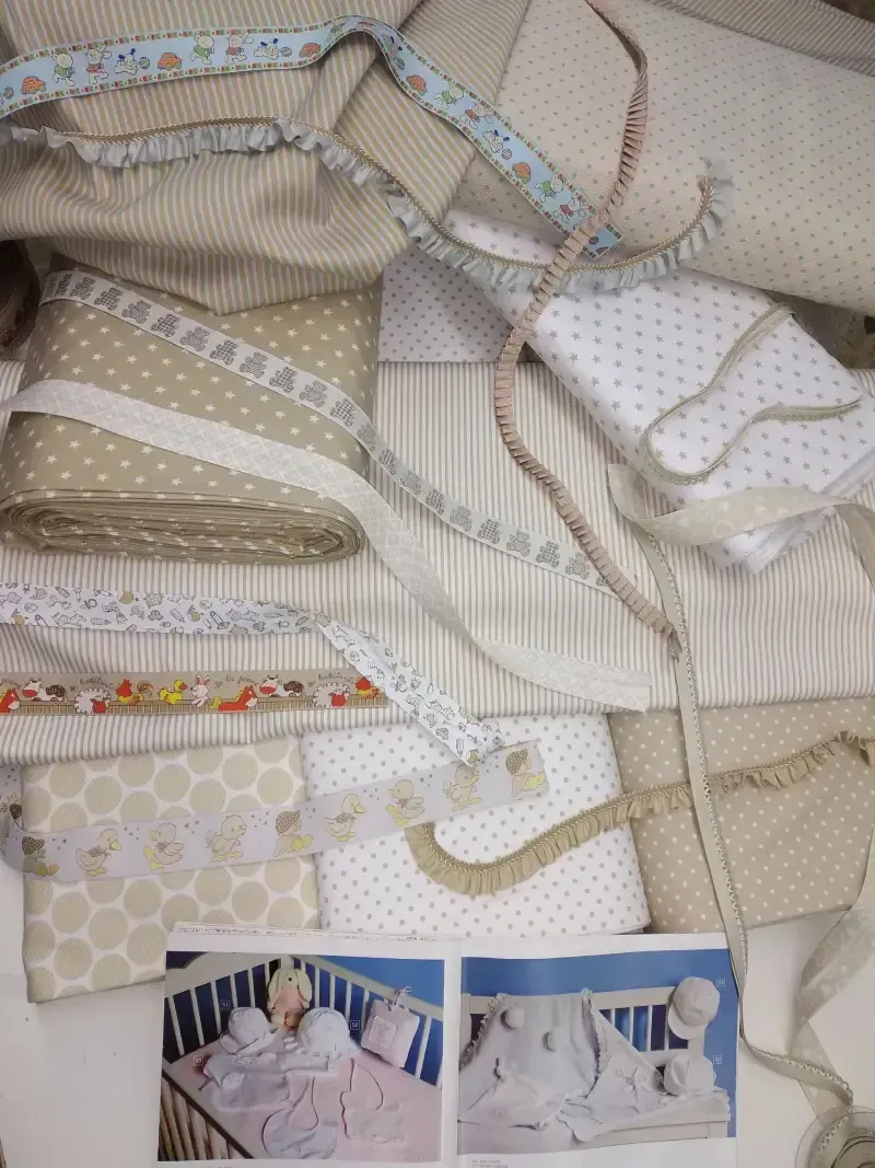 Una pila de telas y una foto de una cuna