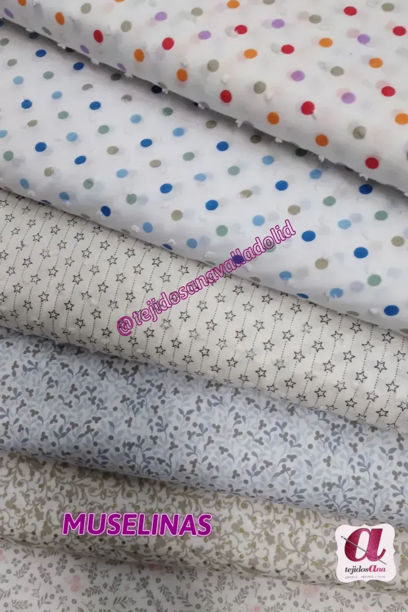 Una pila de tela muselina con lunares y estrellas.