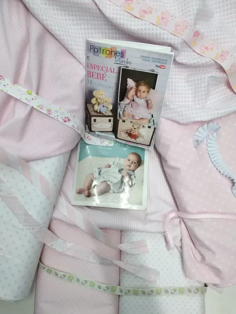 Una manta rosa y blanca con la imagen de un bebé.