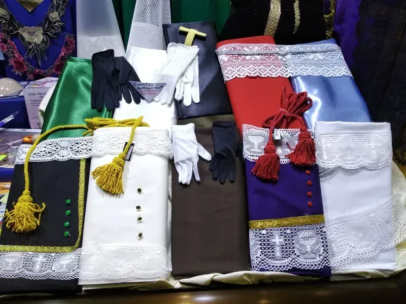 Un montón de ropa y guantes sobre una mesa.