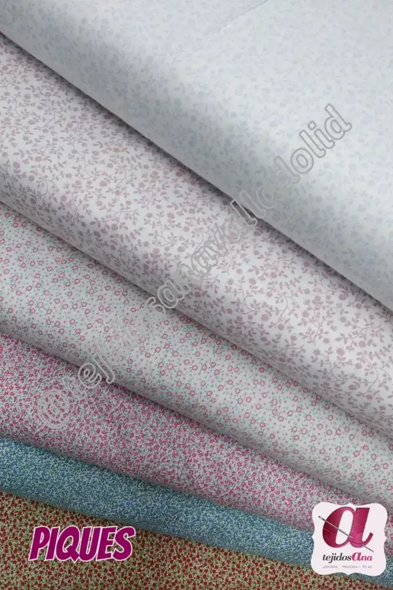 Una pila de tela con la palabra piqué escrita en ella