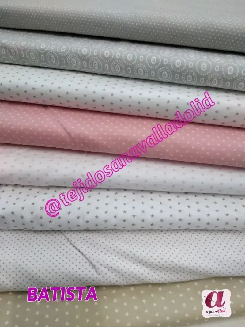 Una pila de tela con la palabra batista escrita en ella