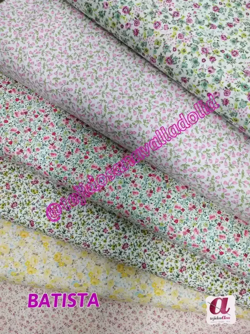 Un montón de hojas de tela con flores están apiladas una encima de otra.