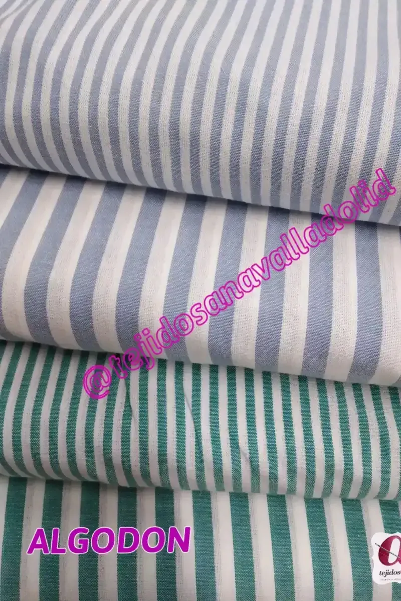 Tres piezas de tela rayada se apilan una encima de otra