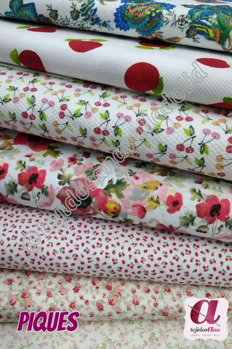 Una pila de telas con flores y lunares.