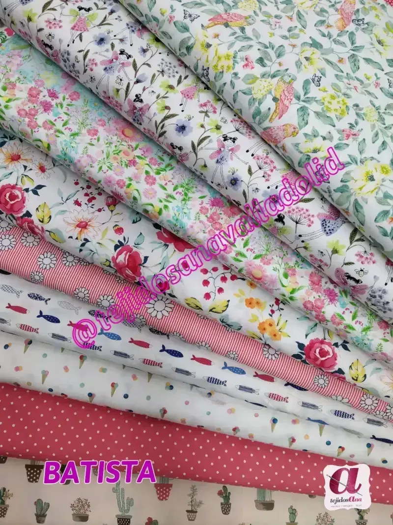 Un montón de telas están apiladas una encima de otra