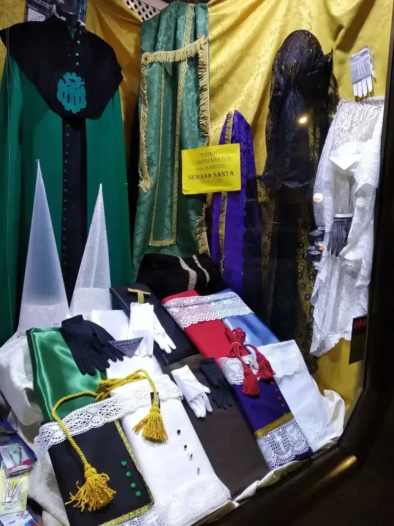 En el escaparate de una tienda se exhiben diversas prendas