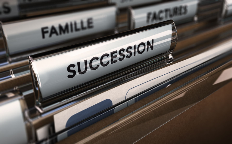 Des dossiers étiquetés Succession, Famille et Facteurs dans un tiroir de classement.