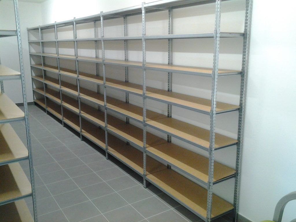 Étagères métalliques vides dans une pièce de stockage carrelée