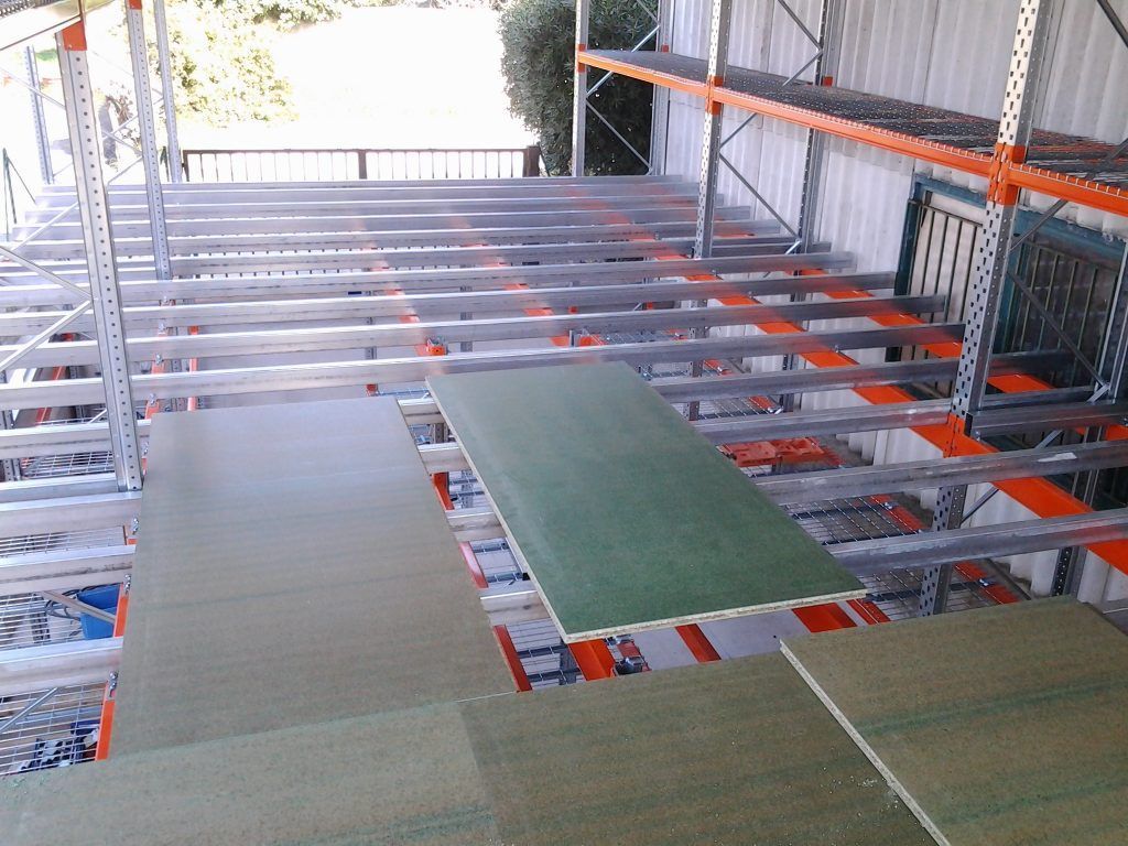 Échafaudages intérieurs avec poutres métalliques et plancher en contreplaqué vert sur un chantier de construction