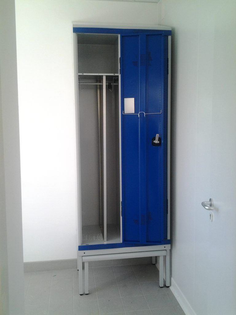 Casier métallique bleu et gris dans une pièce simple