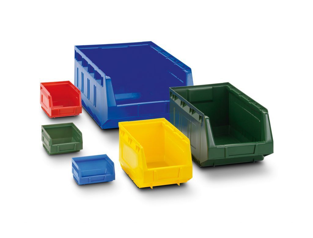 Boîtes de rangement en plastique colorées bleues, vertes, jaunes, rouges et bleues sur fond blanc