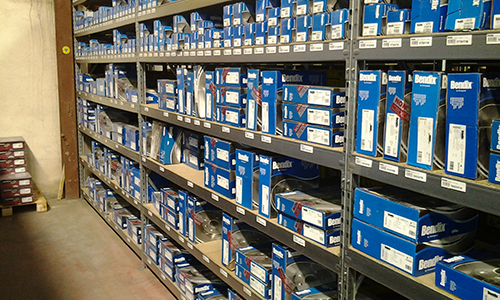 Une allée de magasin avec des étagères remplies de boîtes bleues et blanches empilées dans un entrepôt ou une quincaillerie
