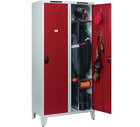 Casier de rangement métallique rouge à portes ouvertes contenant du matériel et des casques de pompiers.