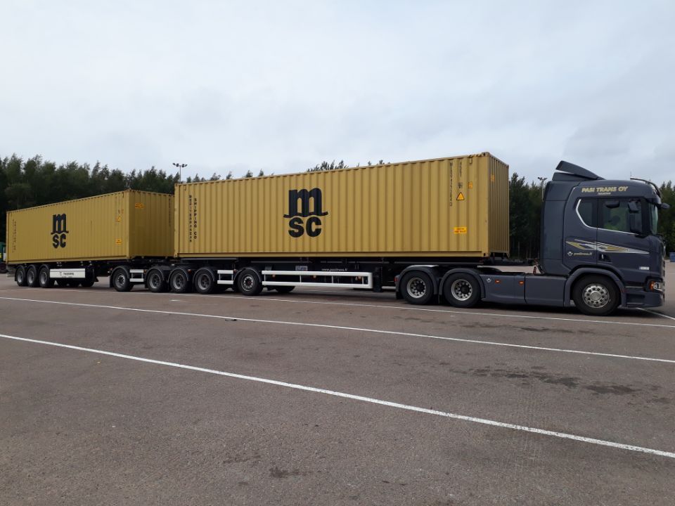 Konttien kuljetusta yhdistelmäajoneuvolla