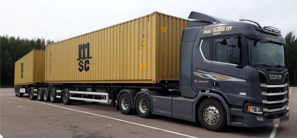 konttikuljetuspalvelua yhdistelmäajoneuvolla