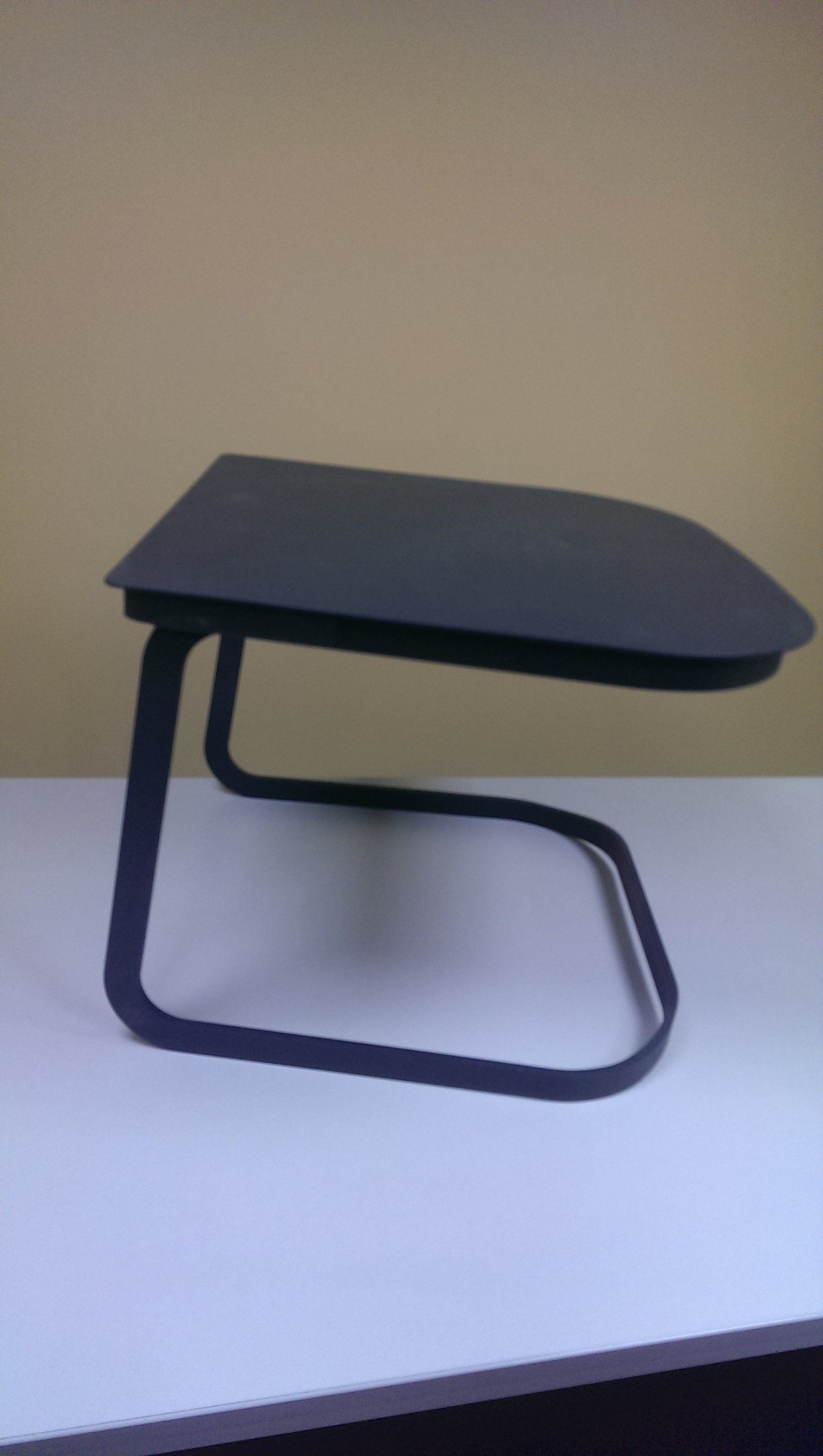 Petite table en métal