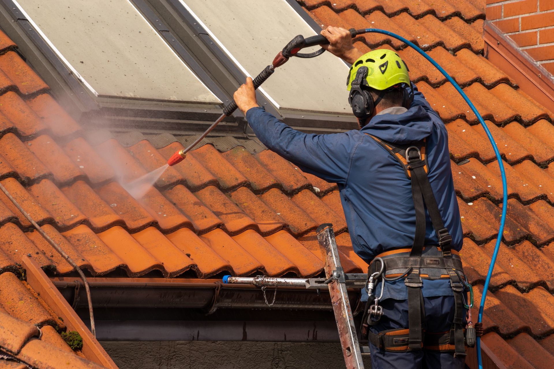 Un professionnel nettoie une toiture